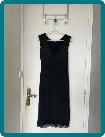Robe à pois noir