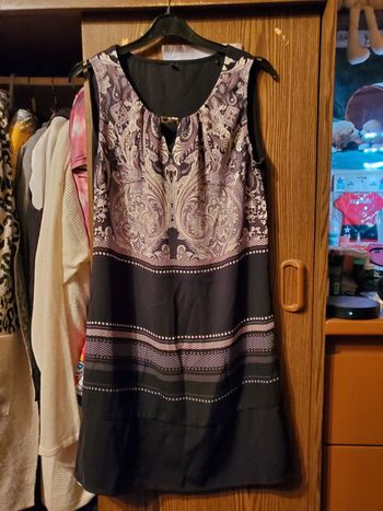 Robe tunique noire derrière et dessin devant 42