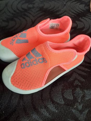 Chaussure d'été ADIDAS pour fille pointure 27, de la couleur rose