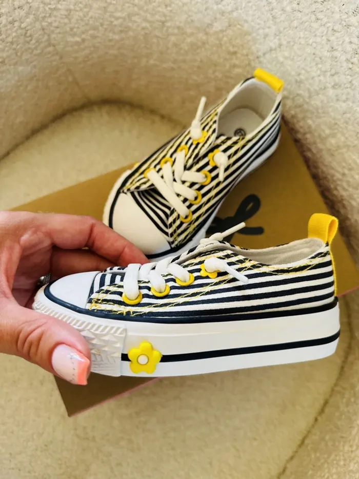 Chaussures jolis détails 22 NEUVES