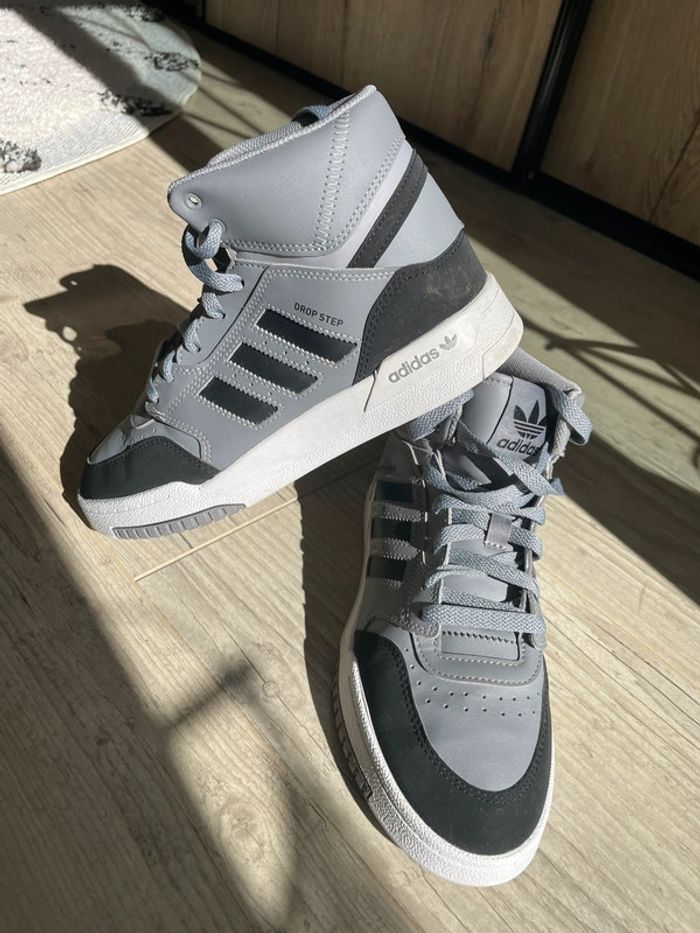 Baskets Adidas Drop Step J grise et noire