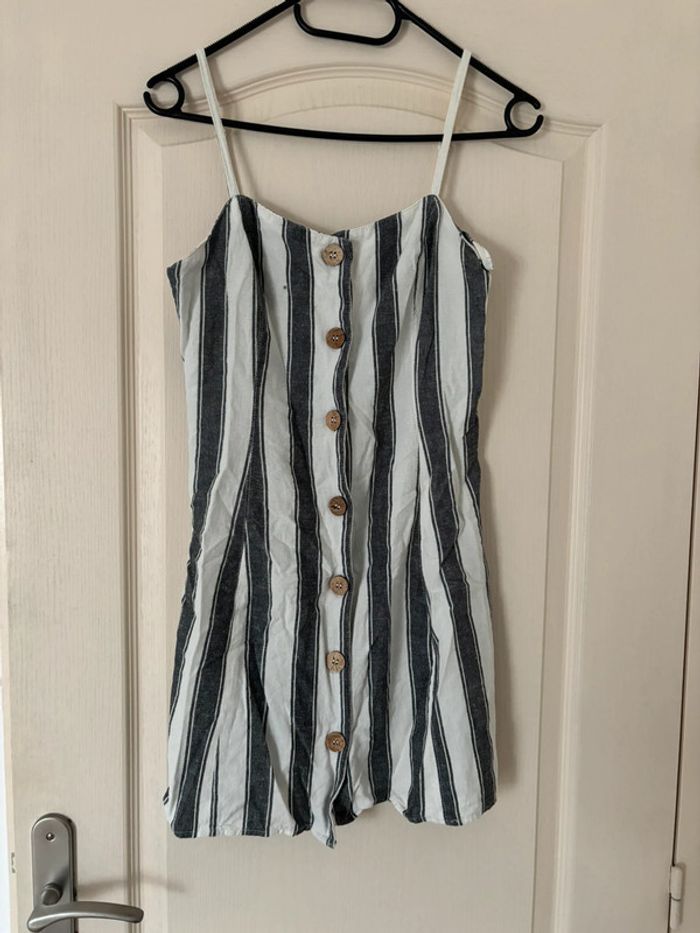 Robe à rayures blanche et noires