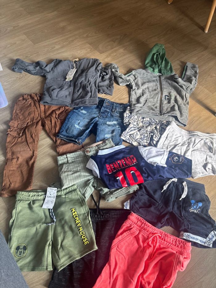 Lot 12 vêtements garçons 4 ans