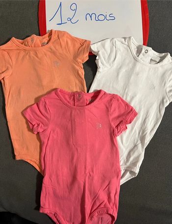 Lot 3 bodys manches courtes 12 mois