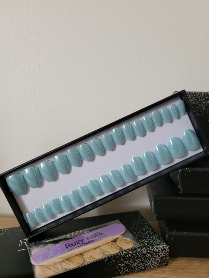 Lot de 5 boîtes de faux ongles Roxy Nails Paris – 4 neufs + 1 réutilisable - photo numéro 2