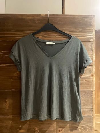 Tee shirt col v kaki paillette argenté