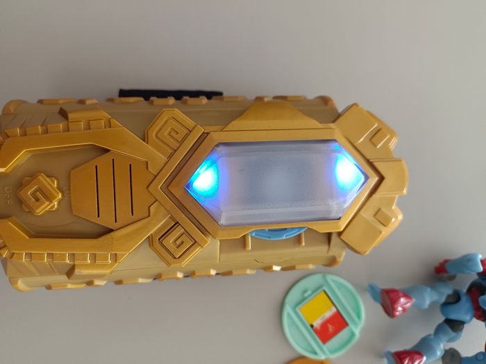 Bracelet Gormiti lumineux et sonore et 2 figurines articulées - photo numéro 6