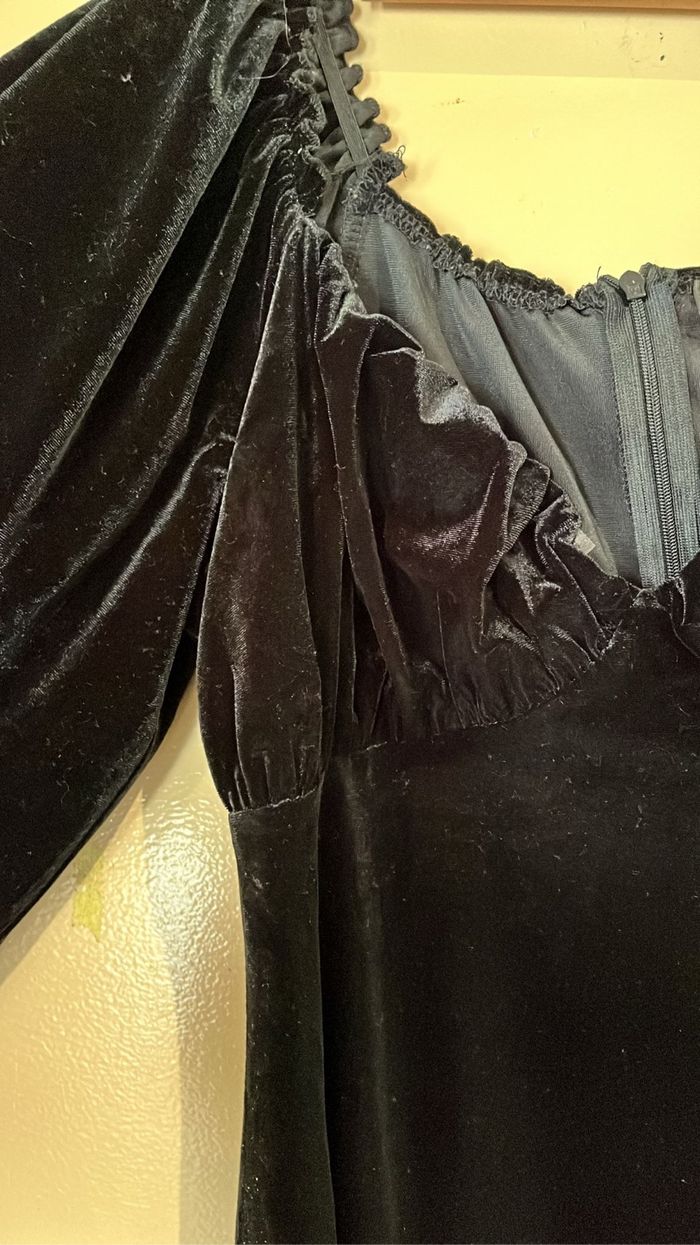 💃🏻 Robe noire en velours col froncé - photo numéro 3