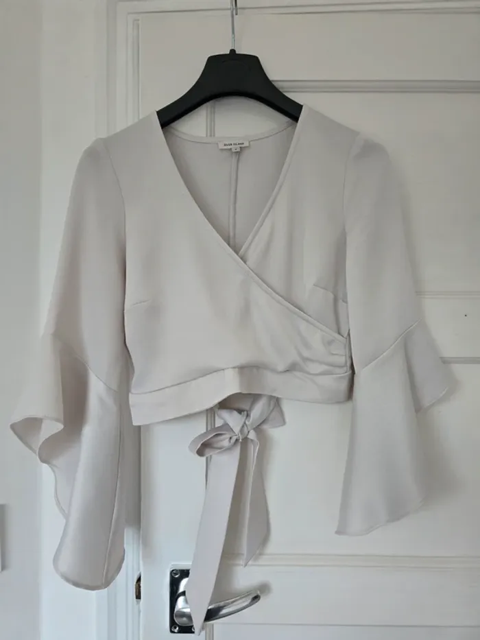 River Island Pale Grey/Silver Satin Wrap Cropped Top With Tied Back. - photo numéro 2