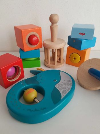 Cubes sensoriels en bois Haba et hochet Moulin Roty