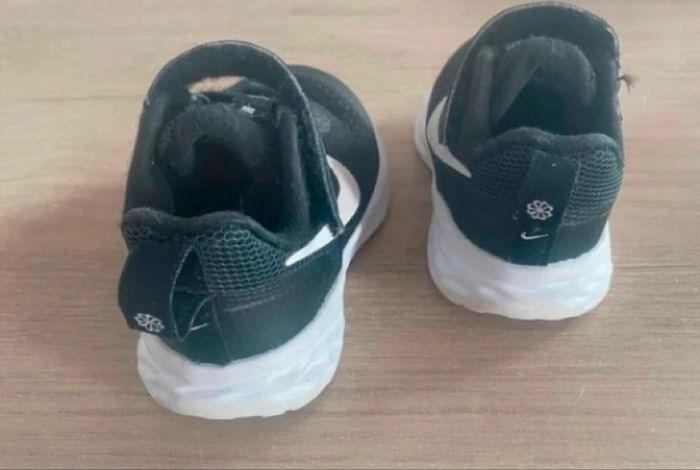 Baskets Nike garçon noir pointure 22 - photo numéro 4