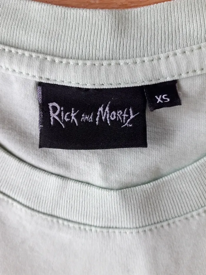 Tshirt manches courtes "rock and morty" - photo numéro 3