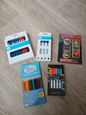 Lot de fournitures scolaires neuves