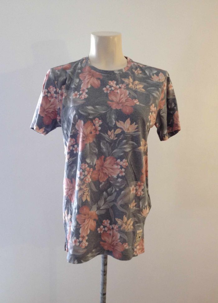 T shirt floral ✧ col rond ✧ manches courtes ✧ look masculin ✧ taille 36 ✧ Teddy Smith - photo numéro 2