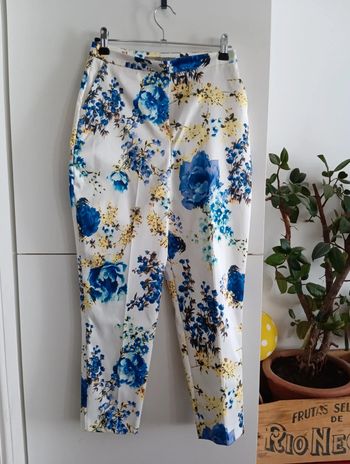 Pantalon 7/8ème fond blanc fleurs  bleu et jaunes taille 32 matière satinée