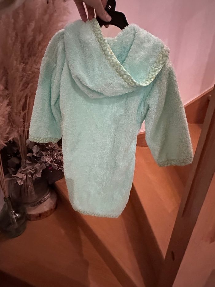 Peignoir carré blanc neuf sans étiquette broderie Léo - photo numéro 5