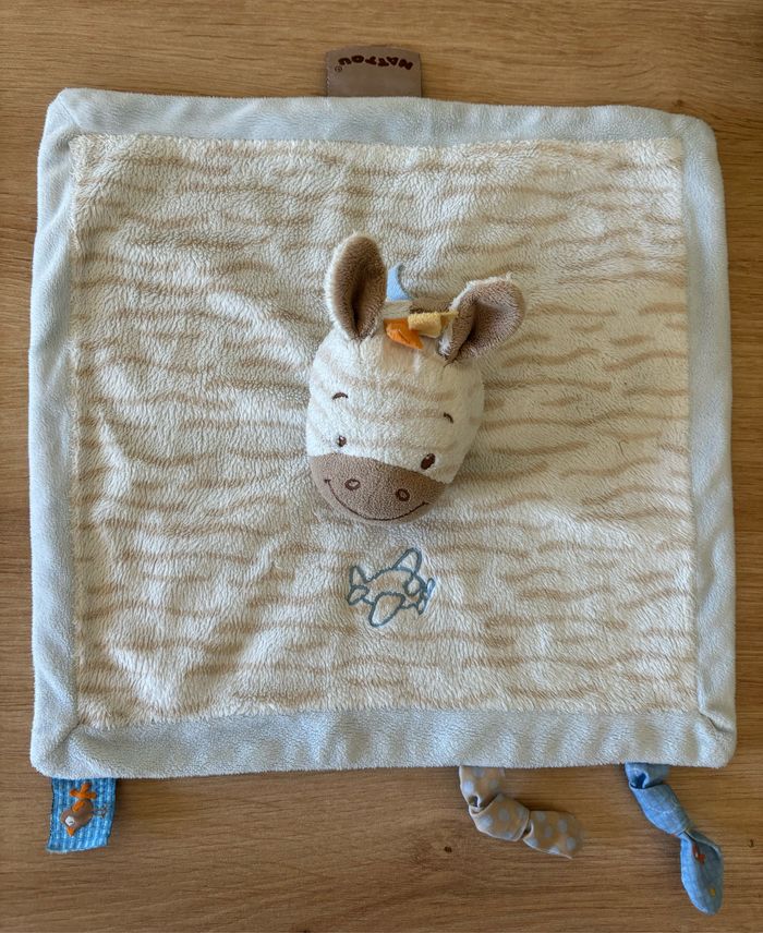 Doudou plat carré zèbre Arthur bleu beige avion nattou - photo numéro 2