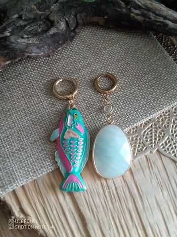 Boucles d'oreilles bohèmes asymétriques poisson et pierre d'amazonite