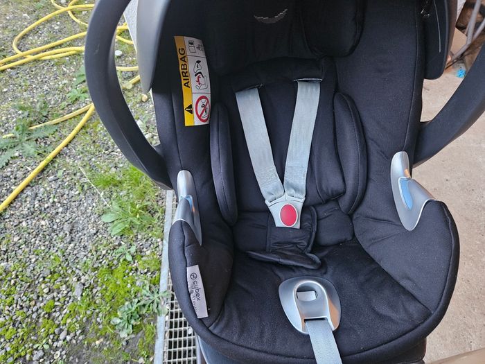 Lot  cosy et Base Q a-t-on I  Size Cybex - photo numéro 3