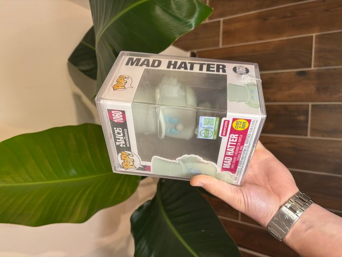Figurine Pop! Mad Hatter (Glow) with Pop! Protector n°1060- Alice au Pays des Merveilles - photo numéro 2