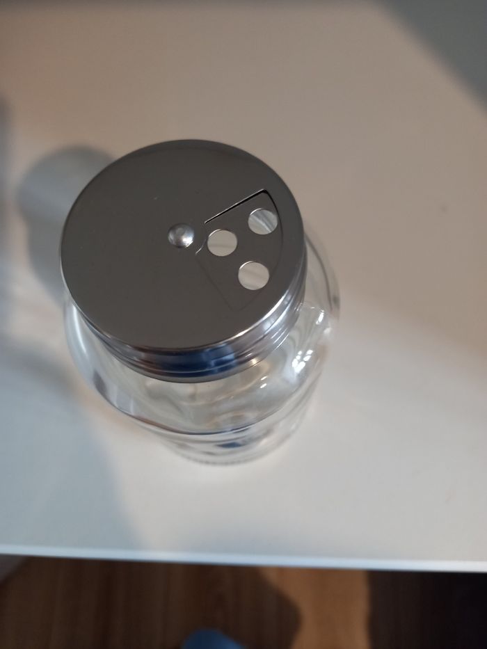 Saupoudreuse de table neuve - photo numéro 2