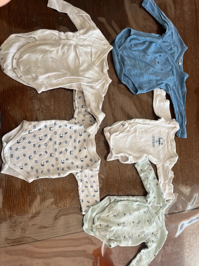 Lot 6 bodies à donner 3 mois