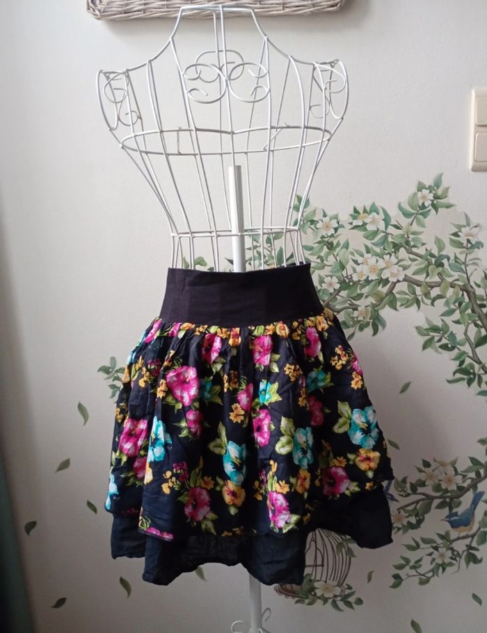 Jupe fleurie à volants