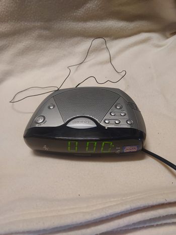 Radio réveil noir et gris
