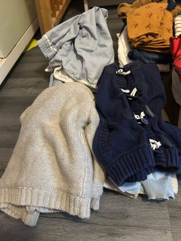Lot 32 vêtements garçon 12 mois - photo numéro 4