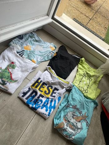 Lot de six T-shirts, taille huit ans