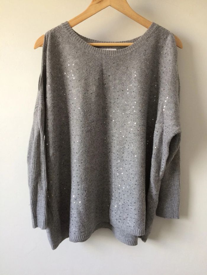 • Pull gris pailletté épaules dénudées • - photo numéro 3
