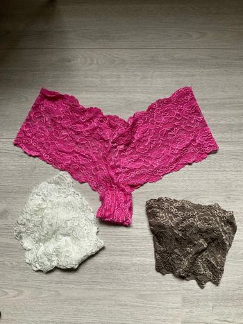 3 Shortis en dentelle (rose, blanc cassé et chocolat) neuf 42/44 (n°41)