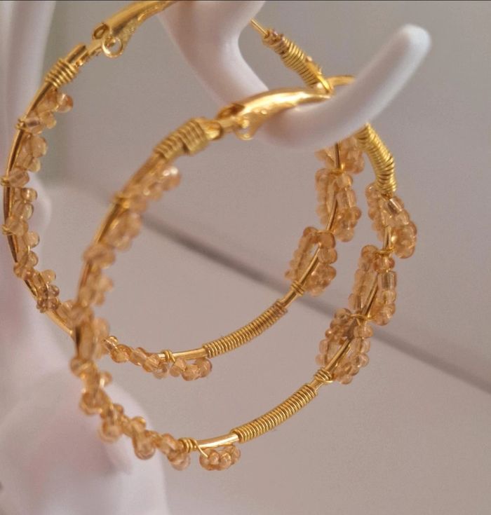 Boucles d'oreilles créoles dorées & perles scintillantes – artisanale - photo numéro 4