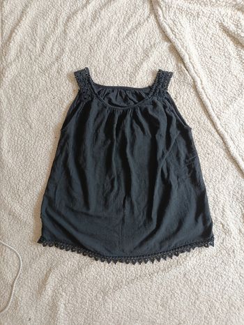 Top noir à bretelles larges style bohème – détails crochet vintage