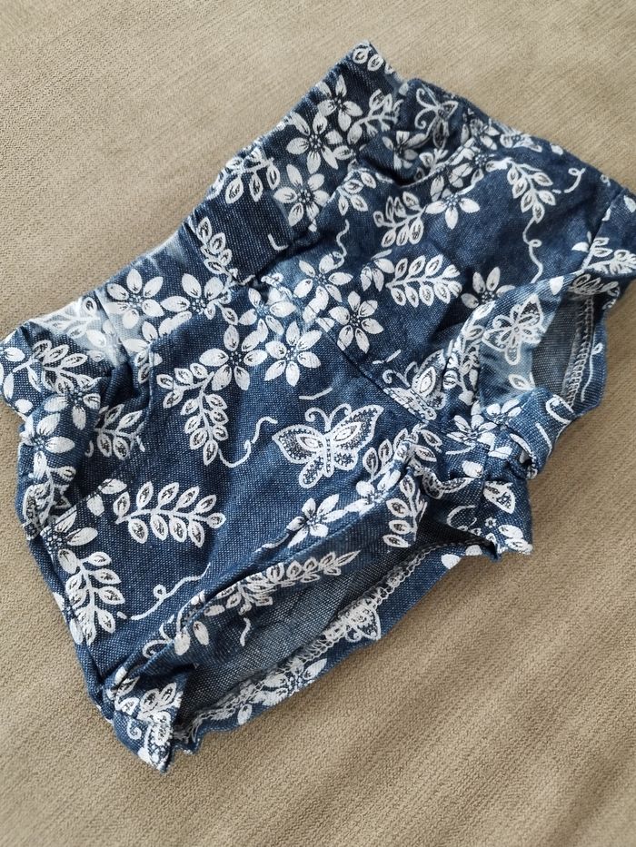 Short 6 mois comme neuf