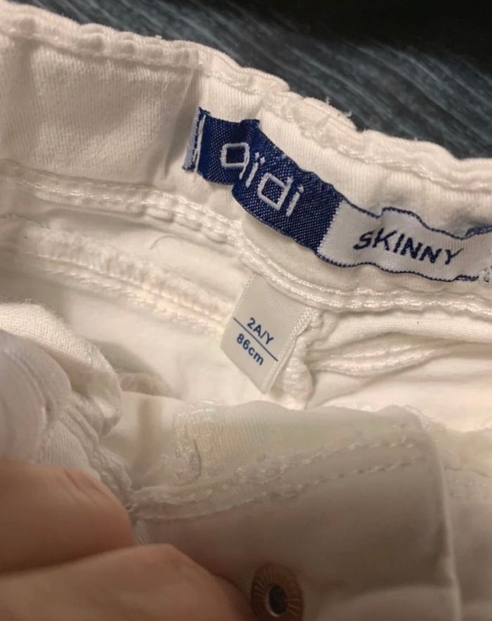 Jeans blanc OKaidi 2 ans mis une fois - photo numéro 3