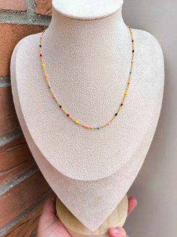 Collier doré avec perles rondes multicolores