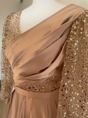 Robe satin dorée
