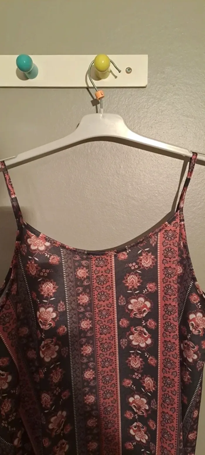 Débardeur tons rouge et noir avec froufrou - Marque Jennyfer - Taille L - État neuf. - photo numéro 12