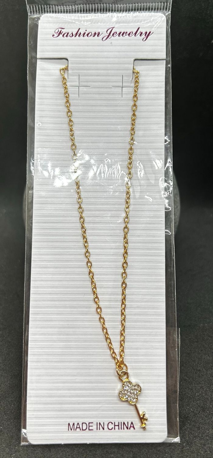 Collier ras du coup en clé