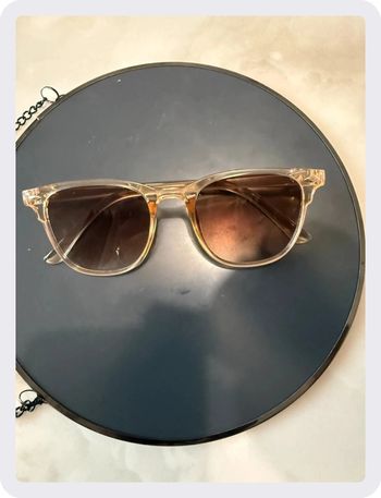 Lunette de soleil beige bronzé