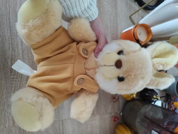 Grande peluche lapin à salopette beige