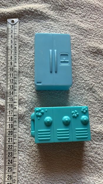 Lot meuble pour maison de poupée plastique vestiaire frigo