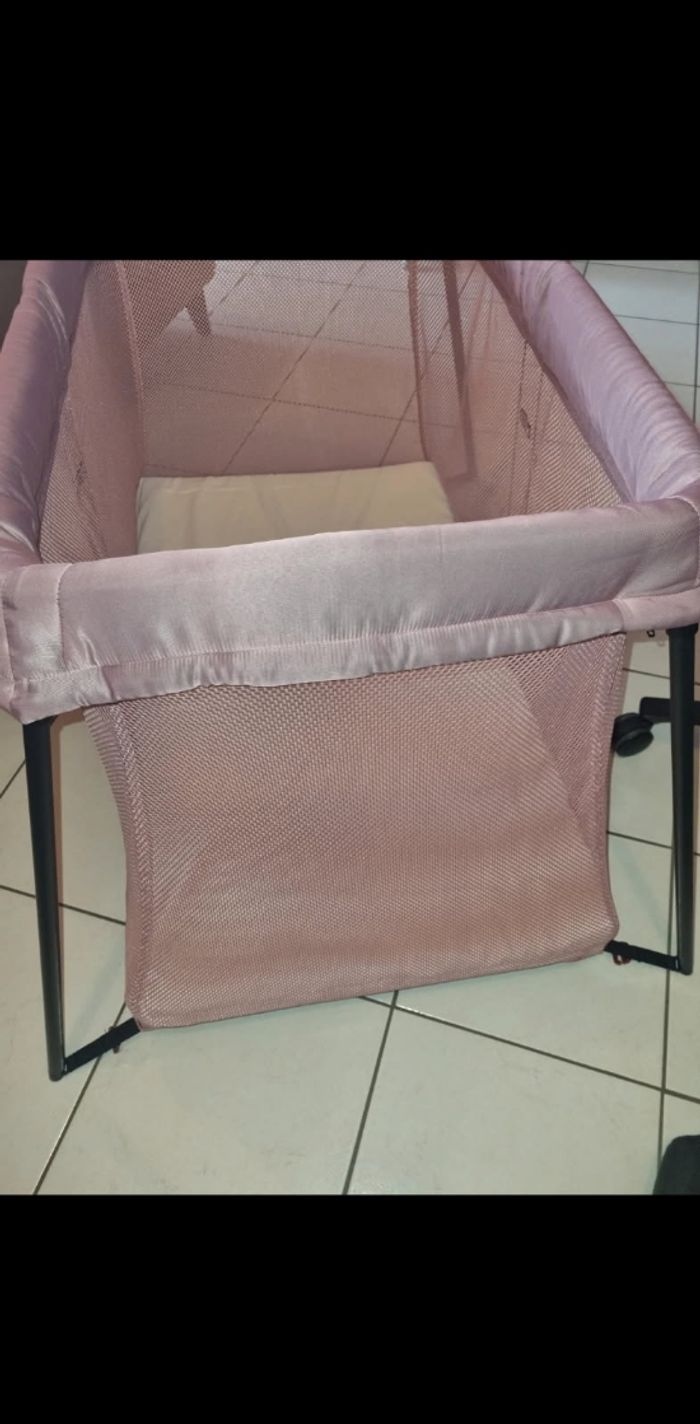 Lit babybjorn rose proche du neuf - photo numéro 4