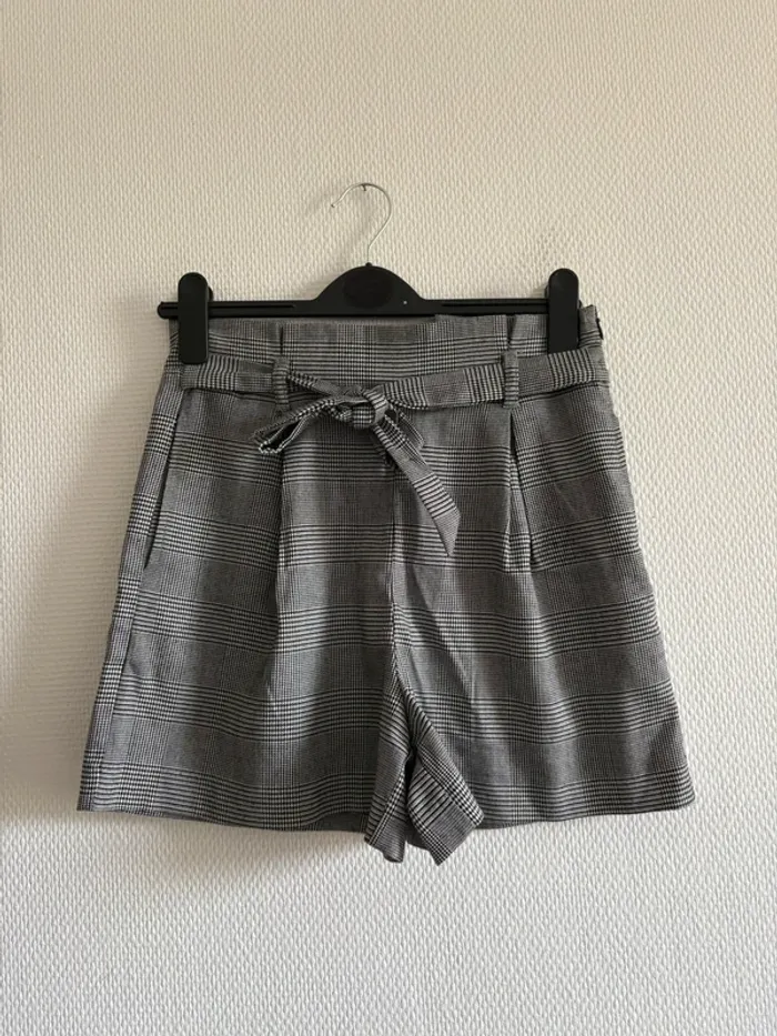 Short gris à carreaux
