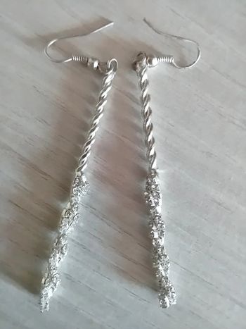 Boucles d'oreilles longues rigides argentées et strass