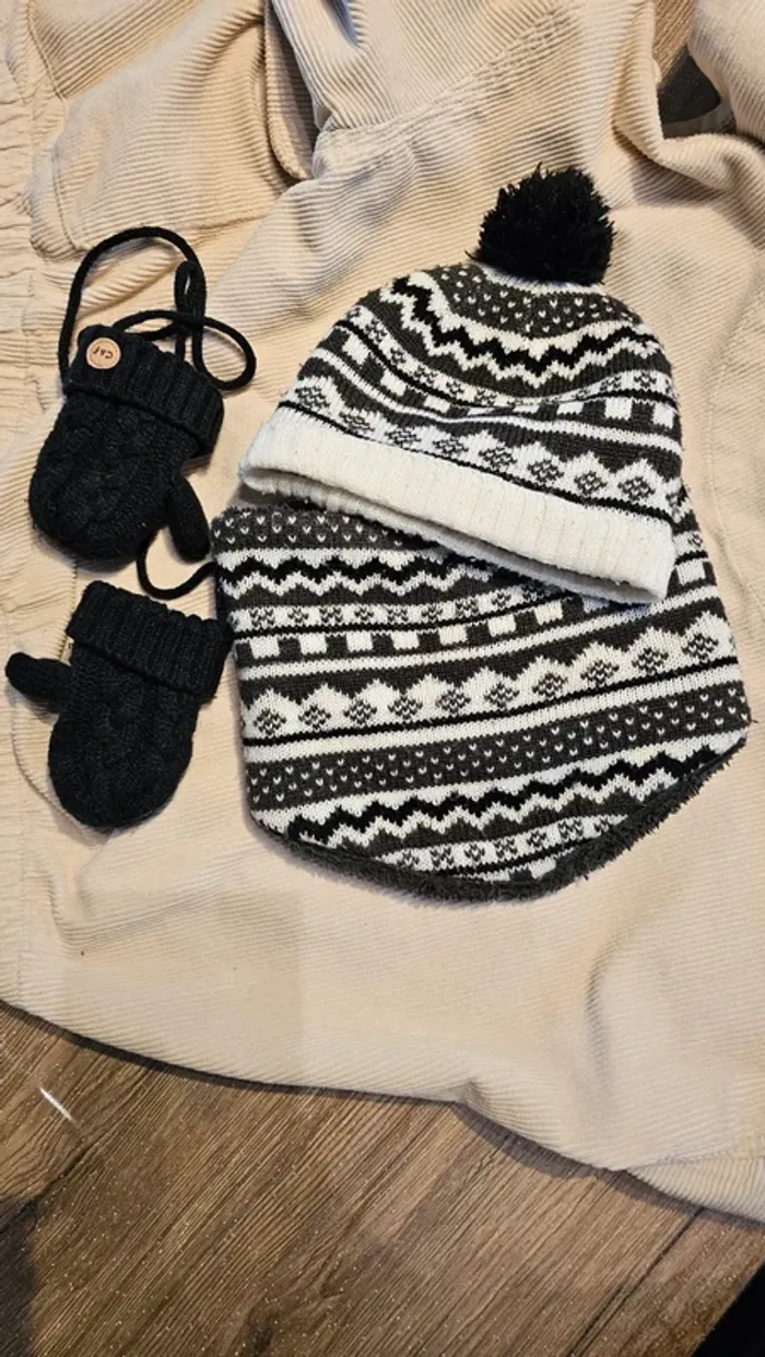 Ensemble bonnet,écharpe et moufles