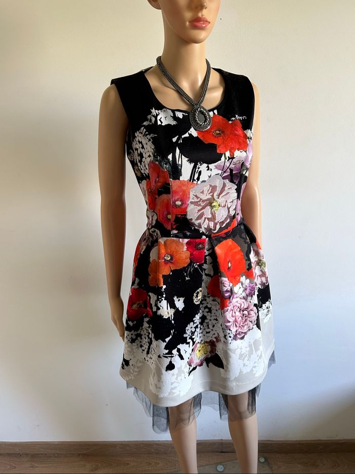 Robe fleurie sans manches Rinascimento taille M TBE - photo numéro 2