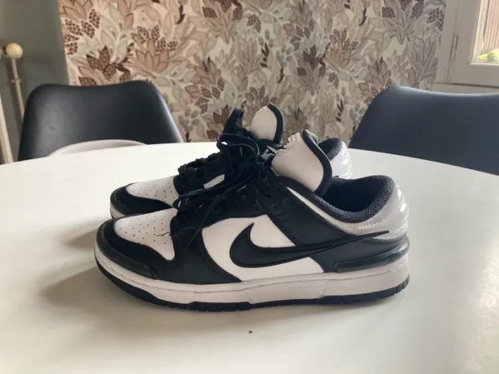 Basket Nike Dunk Low noir et blanche - photo numéro 2