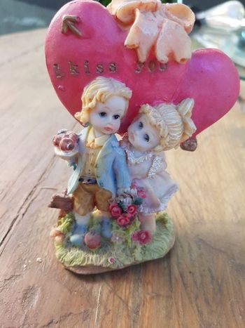 Figurine avec coeur .10 cm